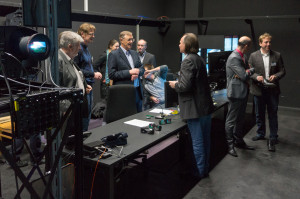 Besucher bei CAVE Demonstration