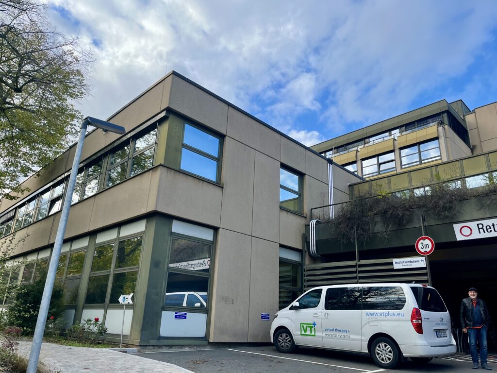 Anlieferung des VT+ExpoCart3 VR-Therapiesystems vor dem Zentrum für Psychische Gesundheit am Universitätsklinikum Würzburg zur Fortbildungsveranstaltung des 9. Würzburger Psychotherapietags.